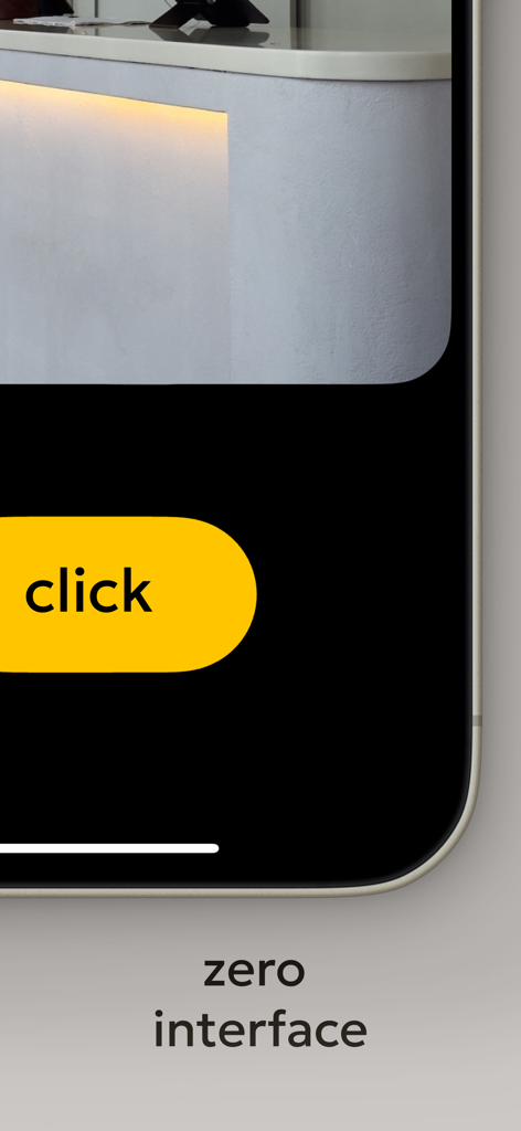 Zerocam | Anti-AI Camera - Interfaz de la aplicación de cámara Zerocam 'cero interfaz' que muestra un gran botón de obturador amarillo con la palabra 'click'.