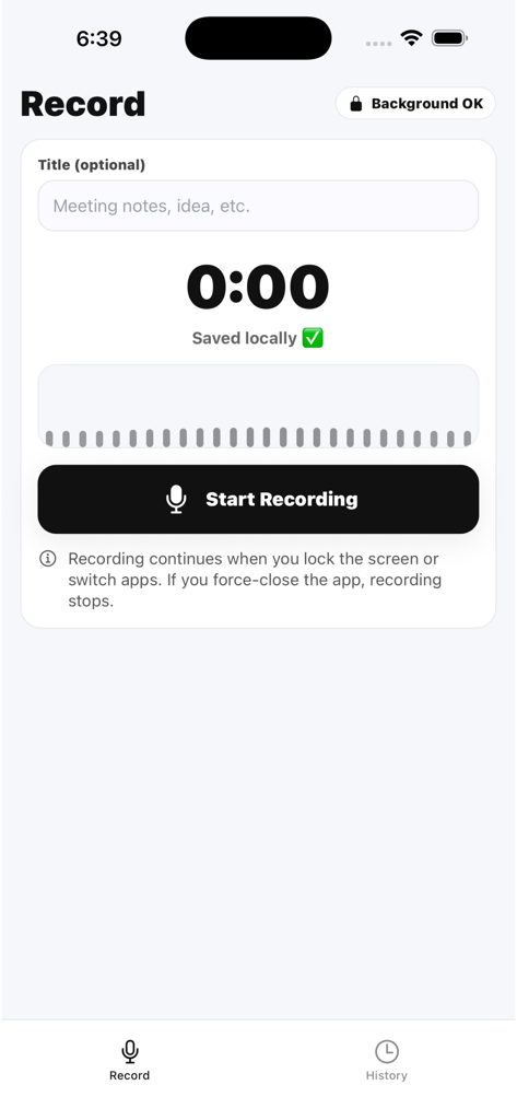 Voice Recorder Studio - Pantalla de grabación principal de la aplicación Voice Recorder Studio con un botón de inicio e indicadores de estado para grabación en segundo plano y almacenamiento local