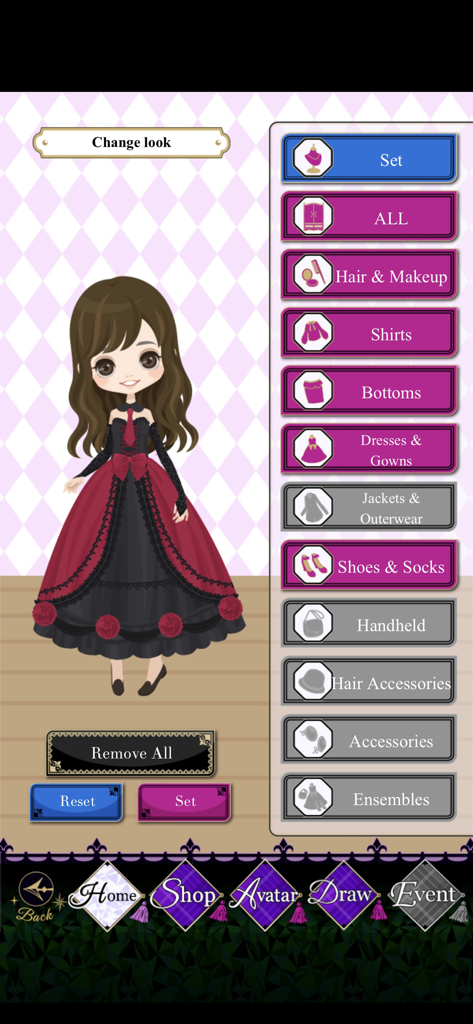 Pantalla de vestuario de personajes con un avatar femenino con un vestido gótico y un menú lateral de categorías de moda.