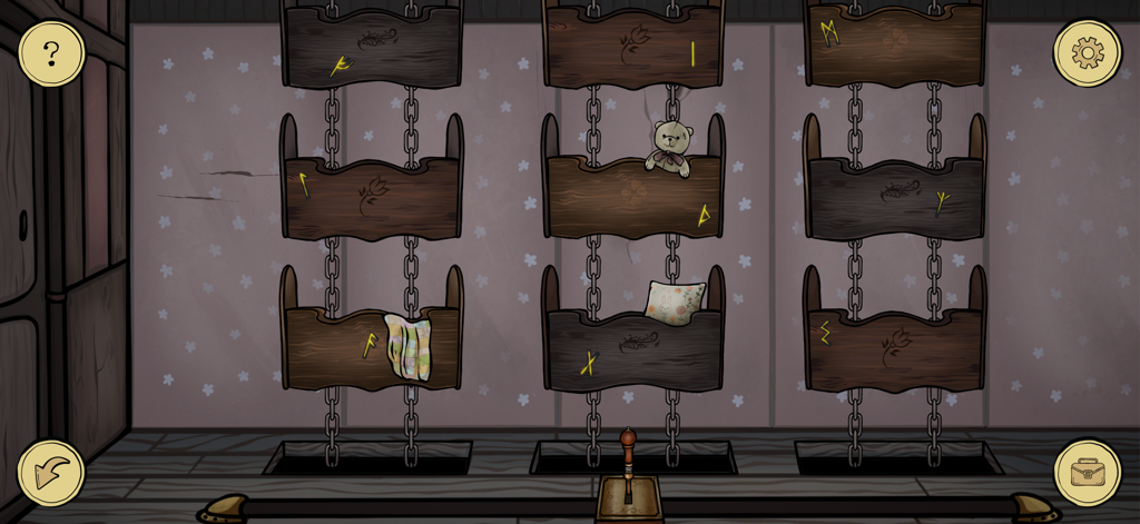 Room Escape: Strange Case 3 - Un puzle con runas y símbolos en paneles de madera suspendidos dentro de un vagón de tren embrujado.