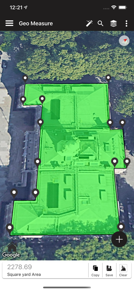 El área del techo de un edificio que se mide con marcadores de polígonos verdes en la aplicación Geo Measure.