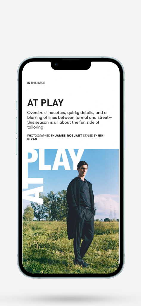 La aplicación GQ India Digital muestra un artículo de moda masculina titulado At Play con un modelo en un campo