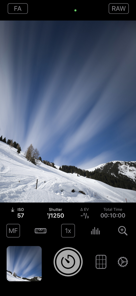 Uno screenshot dell'interfaccia dell'app Even Longer che mostra una foto a lunga esposizione di un paesaggio montano innevato con impostazioni manuali della fotocamera