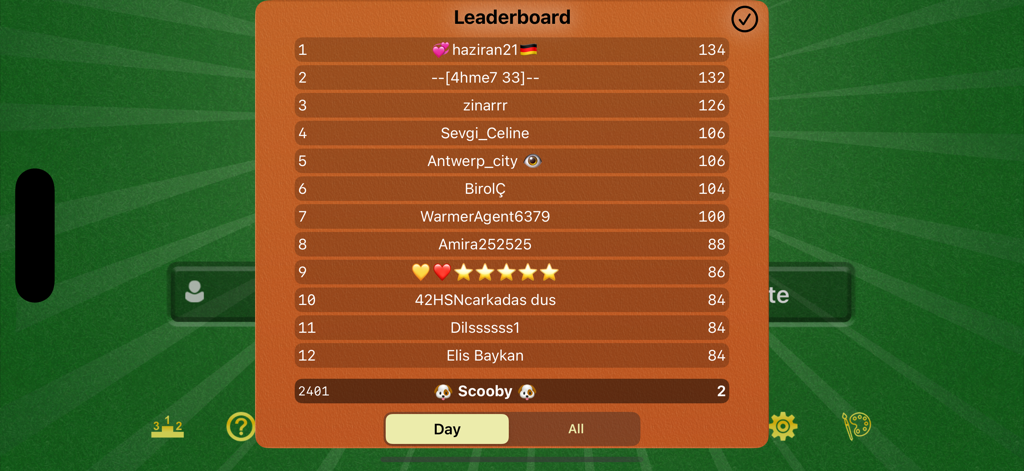 Okey Online - Una pantalla de tabla de clasificación en la aplicación Okey Online que muestra los mejores rankings y puntuaciones de jugadores diarios en un fondo de mesa verde.
