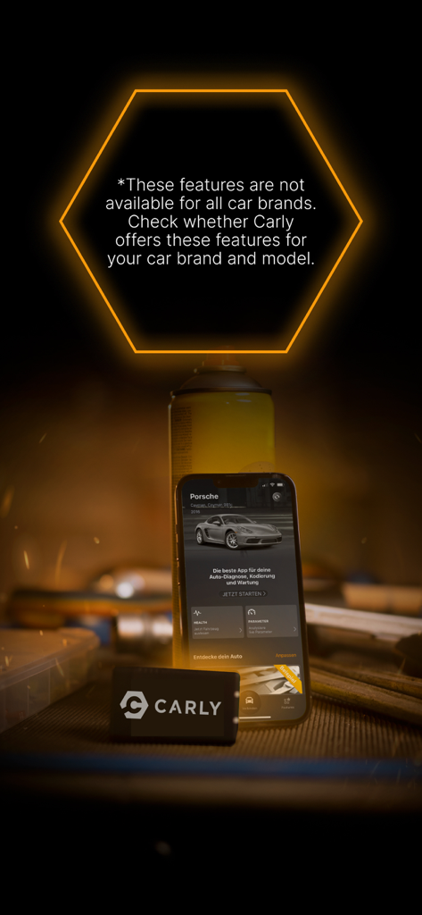 Carly — OBD2 car scanner - Un appareil de scanner OBD2 Carly à côté d'un smartphone montrant l'application de diagnostic automobile dans un atelier.