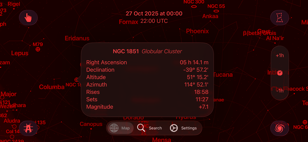 Interface do aplicativo Planisfério no modo noturno vermelho mostrando dados celestes para o aglomerado globular NGC 1851.