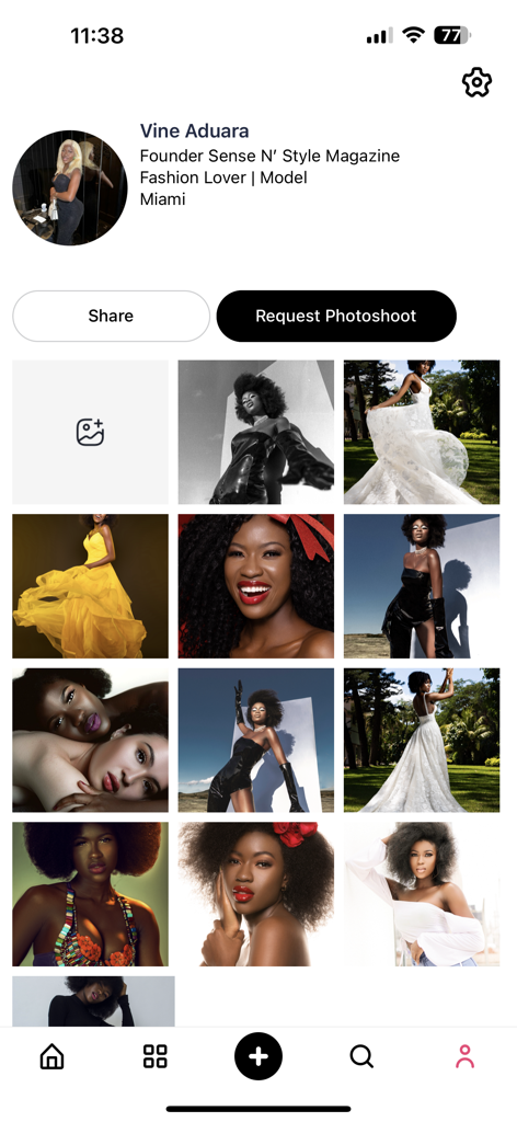 Sense N' Style - Perfil de usuario de la app Sense N Style para una modelo de moda mostrando una cuadrícula de portafolio de fotografía profesional y un botón para solicitar una sesión de fotos.