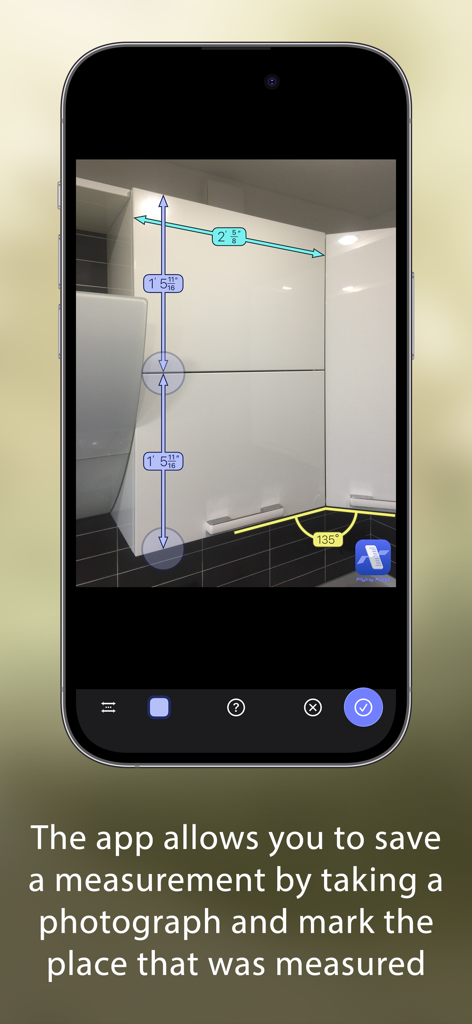 Flying Ruler: 3D Tape Measure - iPhone mostrando la aplicación Flying Ruler con mediciones de longitud y ángulo guardadas en una foto de gabinetes de cocina