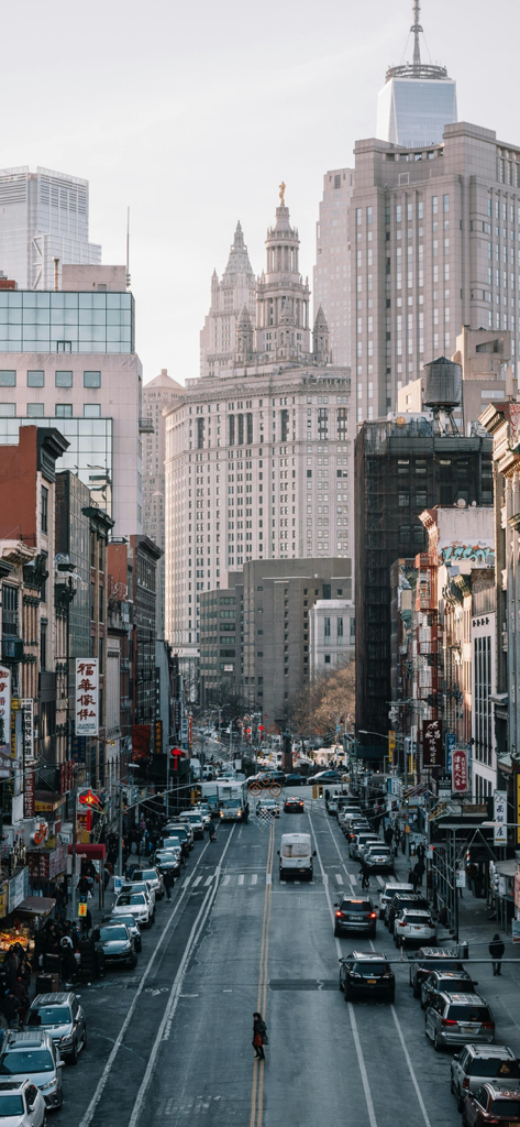 MAPAS: Live Street View - GPS - A high-angle street level view of a busy New York City road with skyscrapers and the Freedom Tower in the background