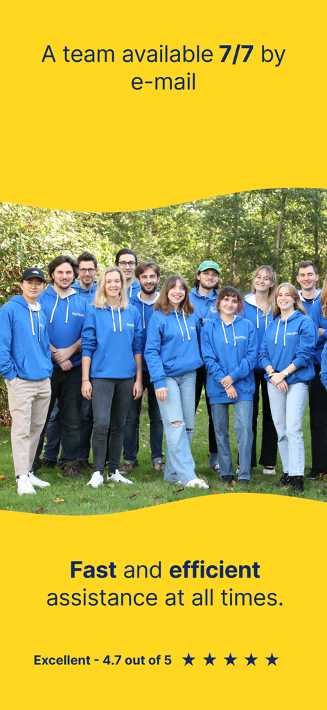 L'équipe de support client de Kombo en sweats à capuche bleus, mettant en avant leur assistance par e-mail 7 jours sur 7 et leur note utilisateur élevée.