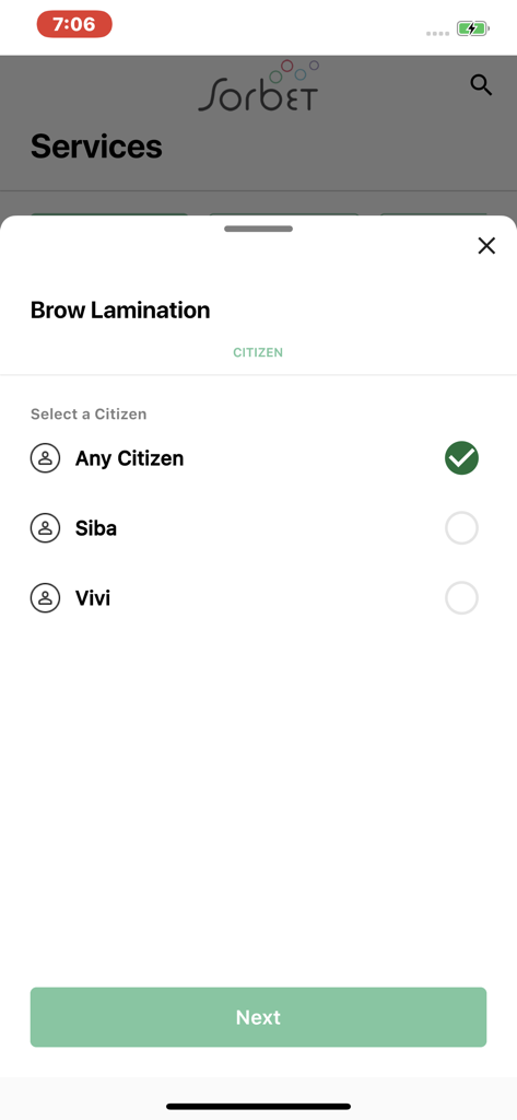 Bildschirm der Sorbet Group Mobile App zur Buchung einer Augenbrauenlaminierungsbehandlung mit Auswahlmöglichkeiten für einen Dienstleister.
