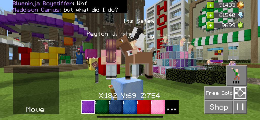 Builder Buddies Craft & Mine R - Jogadores com avatares personalizados conversando em um ambiente de cidade estilo voxel com edifícios e recursos sociais