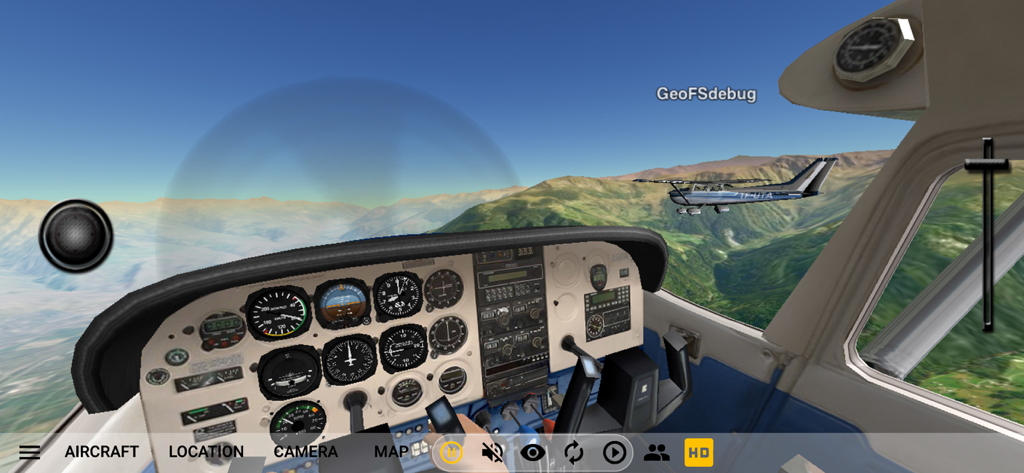 GeoFS - Flight Simulator - Visão do cockpit em primeira pessoa de um pequeno avião voando perto de outra aeronave no modo multiplayer sobre uma paisagem montanhosa