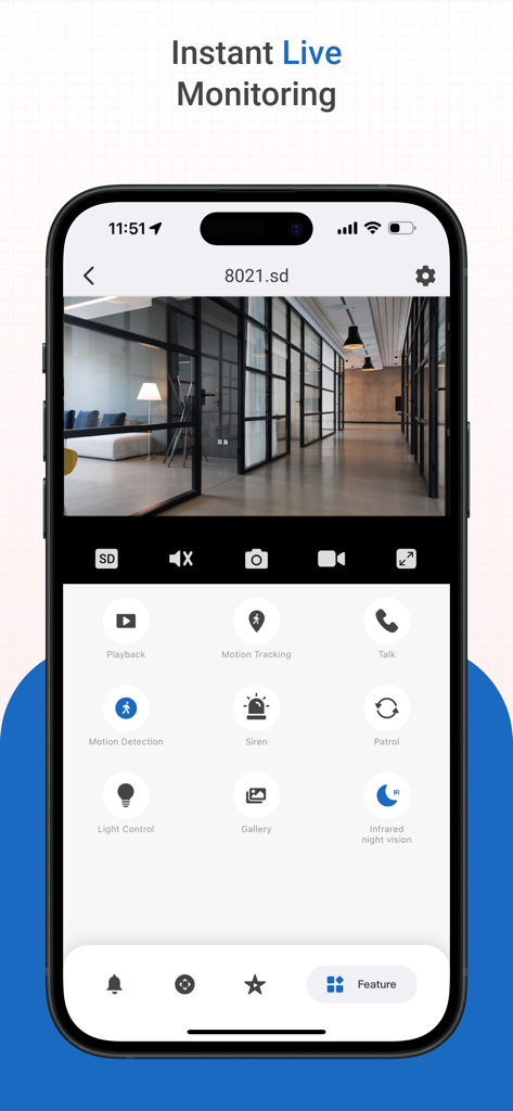 Smartphone, das die ezyLiv+-App-Oberfläche mit einem Live-Video-Feed eines Büros und verschiedenen Sicherheitssymbolen anzeigt.