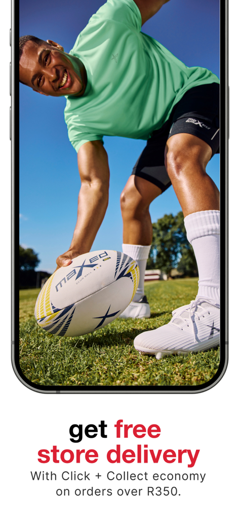 Mr Price App - Un hombre jugando al rugby con un balón Maxed promocionando la entrega gratuita en tienda en la app Mr Price.