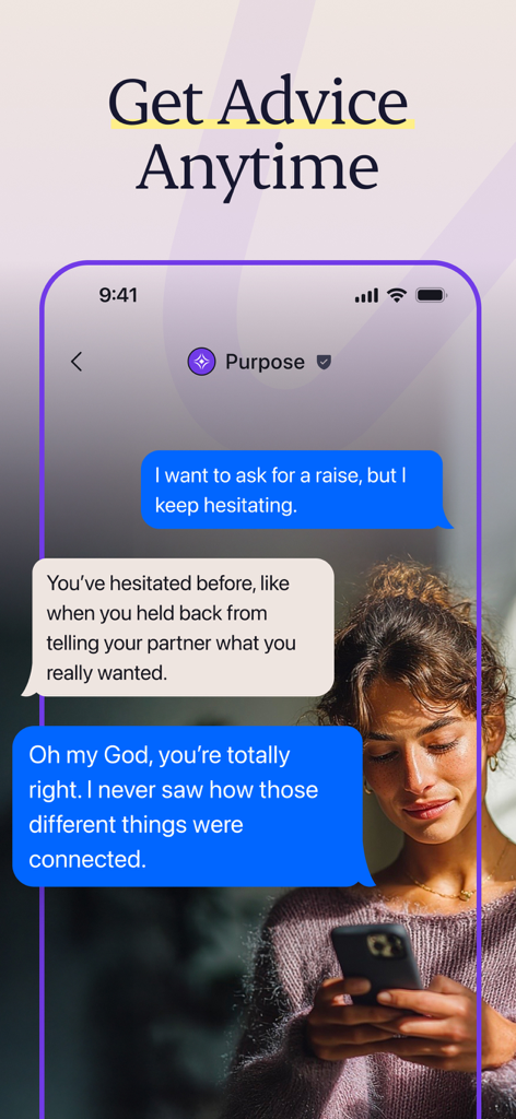 Purpose: Your AI Mentor - Una mujer usando la aplicación de mentor IA Propósito para recibir consejos e información personalizada a través de una interfaz de chat.