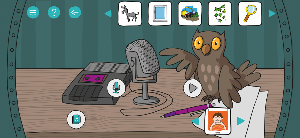 Artikulation - Mascota búho de dibujos animados junto a un micrófono de grabación y un reproductor de casetes en la interfaz de la aplicación Artikulation.