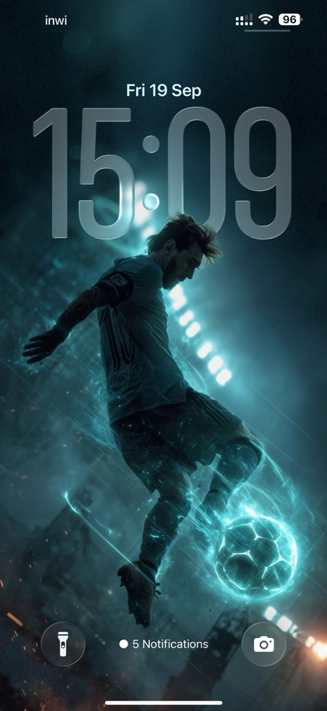 Künstlerisches Lionel Messi Fußball-Wallpaper auf einem iPhone-Sperrbildschirm mit einer leuchtenden Ball-Ästhetik