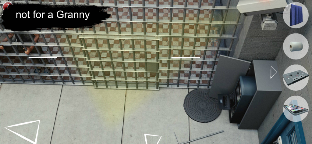 Interfaccia del gioco di fuga dal carcere con un cancello di metallo, telecamera di sicurezza e oggetti raccolti