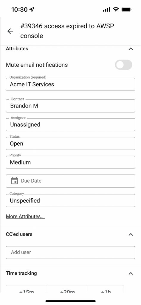 Interfaz de la aplicación Spiceworks Help Desk que muestra atributos del ticket como estado, prioridad y asignado para una solicitud de soporte de TI.