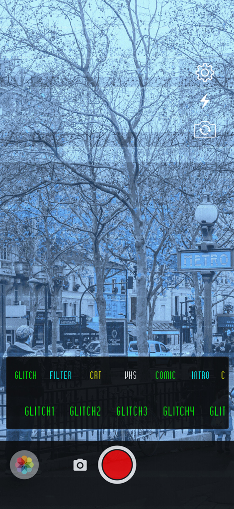 Glitchshop - Glitch Aesthetic - Interface de l'application Glitchshop montrant un filtre VHS bleu appliqué à une rue de ville avec un panneau de métro