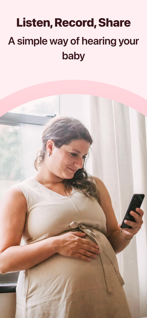 My Baby Heart Sounds App - Una mujer embarazada sonriendo mientras usa su smartphone para escuchar el latido del corazón de su bebé.