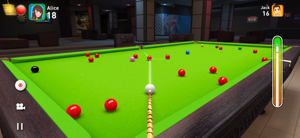 Jugabilidad de Real Snooker 3D mostrando un taco apuntando a la bola blanca en una mesa verde durante un partido entre Alice y Jack