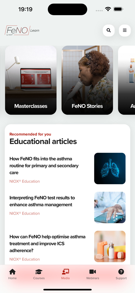 Tela inicial do aplicativo FeNO Learn exibindo artigos educacionais sobre o manejo da asma e masterclasses para profissionais de saúde.