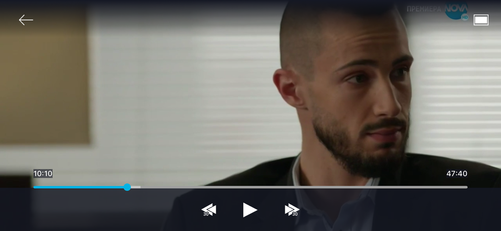 Interfaccia del lettore video Nova Play che mostra una scena di uno spettacolo televisivo bulgaro con controlli di riproduzione.