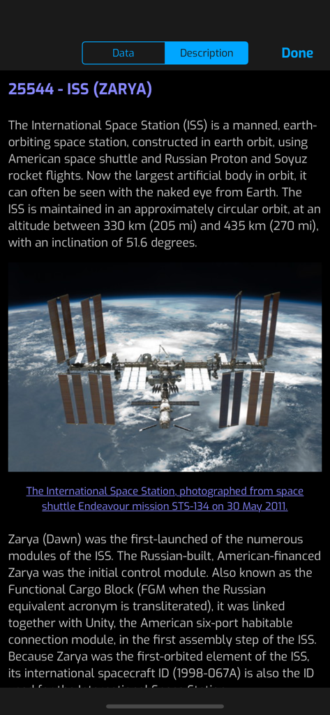 Screenshot dell'app Orbitrack che mostra una descrizione dettagliata e una fotografia orbitale della Stazione Spaziale Internazionale
