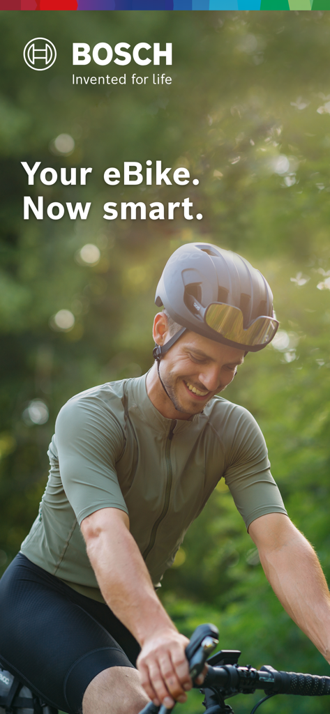 Mann lächelt, während er draußen mit einem Bosch-betriebenen eBike fährt