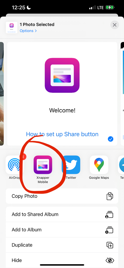 Xnapper - Beautiful Screenshot - Una captura de pantalla de la hoja de compartir de un iPhone con un círculo rojo resaltando el icono de la aplicación Xnapper Mobile para un acceso rápido