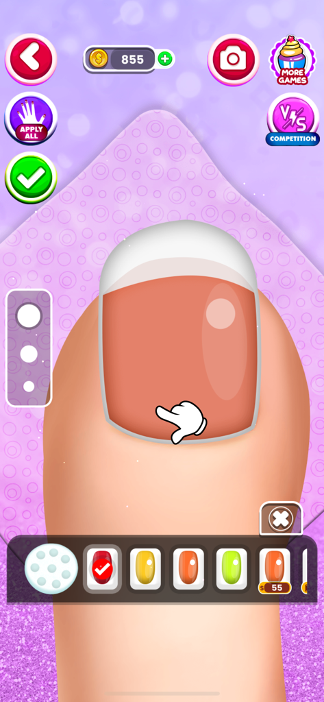 Primer plano de la aplicación de esmalte de uñas de diferentes colores en una uña en un juego creativo de salón