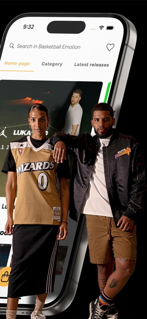 Basketball Emotion - Basketball Emotionアプリのホームページで紹介されている、バスケットボールのアパレルを着た男性と女性。