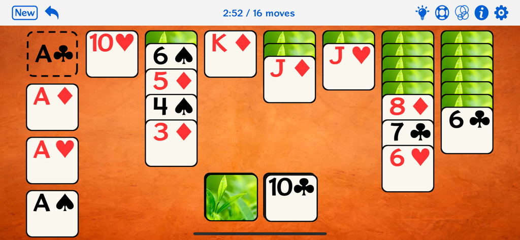 Una partida de solitario Klondike que muestra cartas de juego grandes y fáciles de leer y una interfaz simple en un fondo naranja.