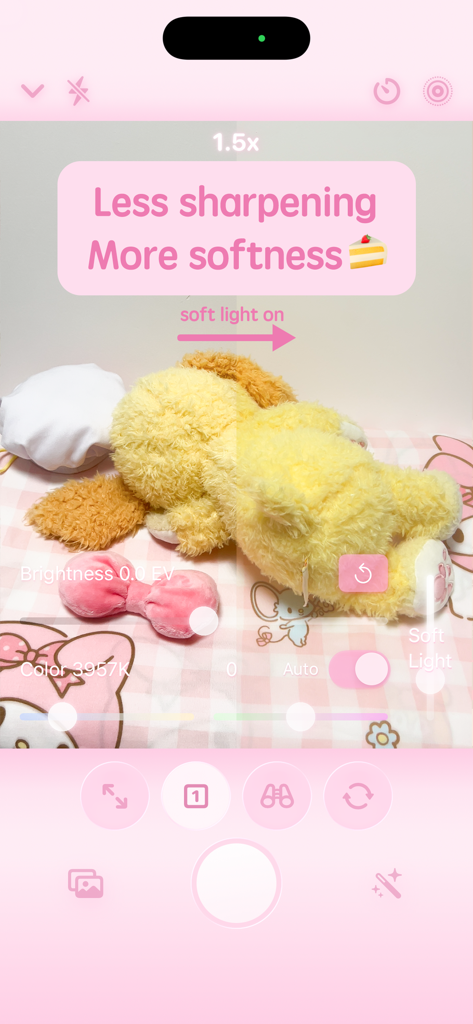 Unsharp - ぬいぐるみの上に柔らかな光フィルター効果が表示されているカメラアプリのインターフェース。ピンクのUI要素が表示されている。