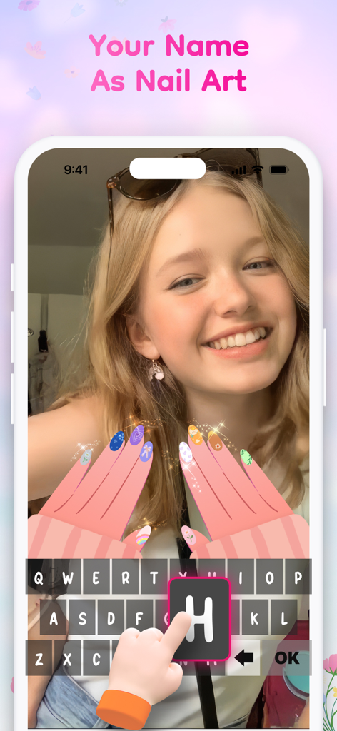 若い女性がFloralWhisperアプリを使用して、バーチャルキーボード経由で自分の名前に基づいたカスタムネイルアートデザインを作成しています。