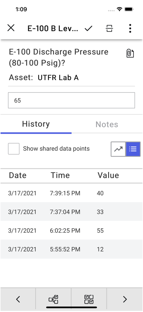 Tela do aplicativo Operador Móvel 2020 exibindo a entrada de pressão de descarga e os logs de valores históricos para um ativo industrial.
