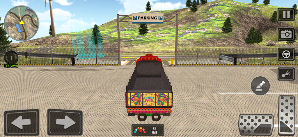 Truck Simulator: Truck Games - Un camión de carga colorido con arte tradicional estacionado en un paisaje montañoso dentro de un juego simulador de camiones