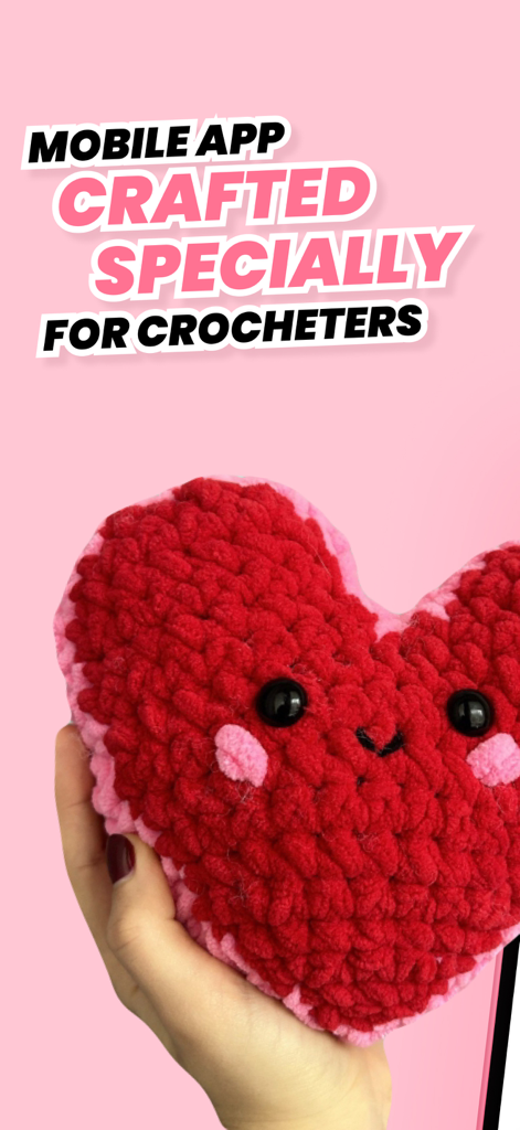 Crochet row & stitch counter - Uma mão segurando um coração de amigurumi de crochê vermelho e rosa com texto indicando que o aplicativo móvel é feito para crocheteiros