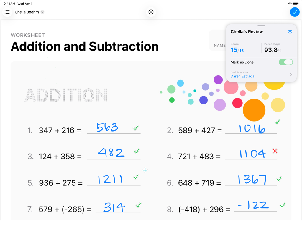 iPad上のApple Schoolworkアプリで採点中の数学ワークシート。生徒の進捗状況と手書きの回答を表示。