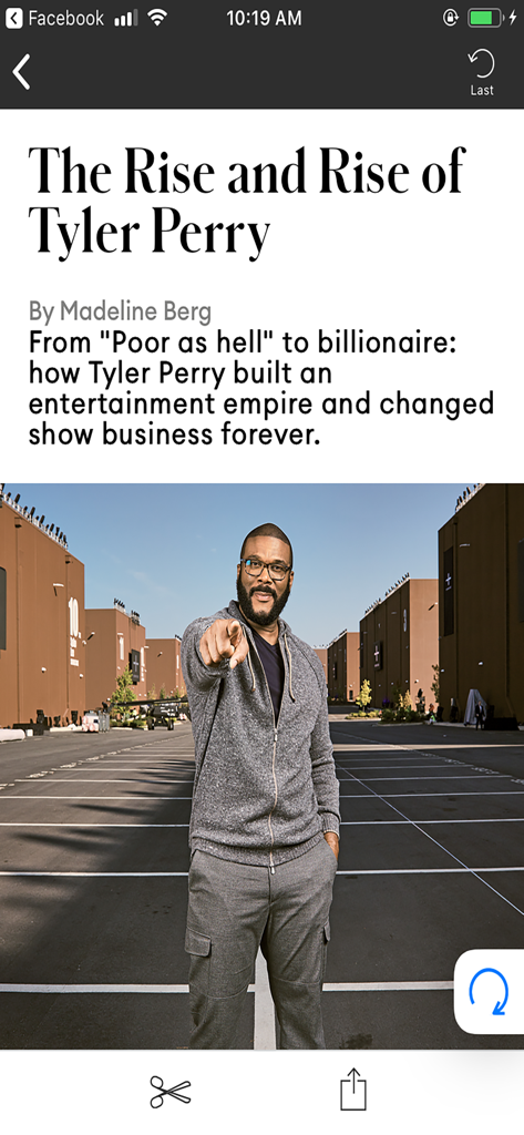 Captura de tela do aplicativo da Revista Forbes exibindo um artigo sobre a ascensão de Tyler Perry ao status de bilionário.