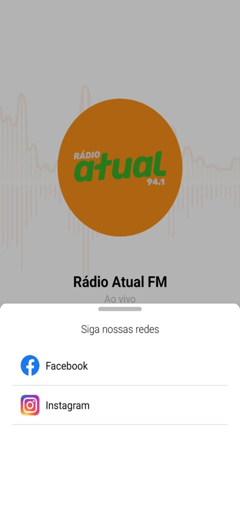 Rádio Atual 94.1 - Interface do aplicativo Rádio Atual 94.1 mostrando um pop-up com links para seguir nas redes sociais Facebook e Instagram