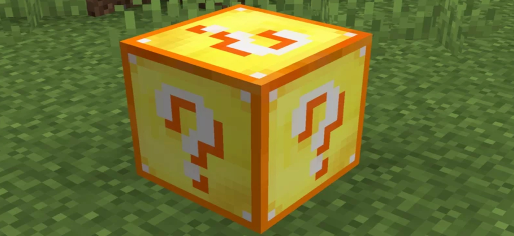 마인크래프트 잔디 위에 흰색 물음표가 있는 노란색 럭키 블록