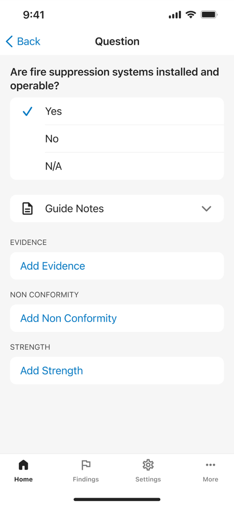 Enablon Audit - Interface móvel do aplicativo Auditoria Enablon mostrando uma pergunta de conformidade de segurança com opções para selecionar Sim, Não ou N/A e botões para adicionar evidências ou não conformidade.