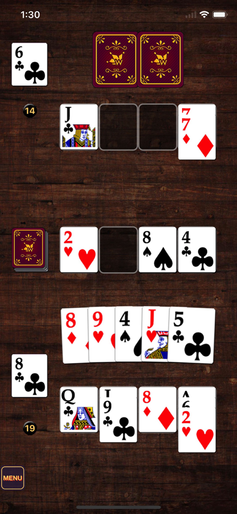 Spite & Malice - Classic Game - Uno screenshot dell'interfaccia del gioco di carte Spite and Malice con carte grandi su uno sfondo di tavolo in legno.