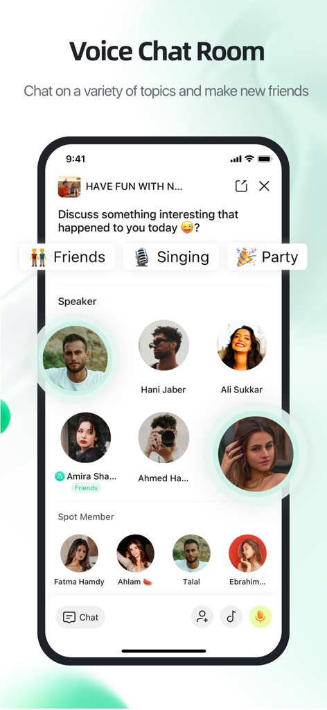 Interfaccia della chat vocale di YallaChat che mostra interazioni sociali di gruppo e profili utente