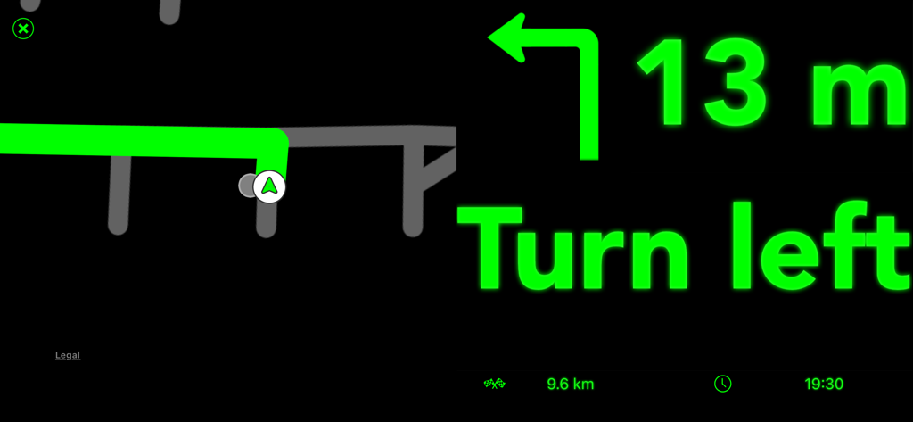 Interfaz HUD Nav con indicaciones de giro y mapa en verde
