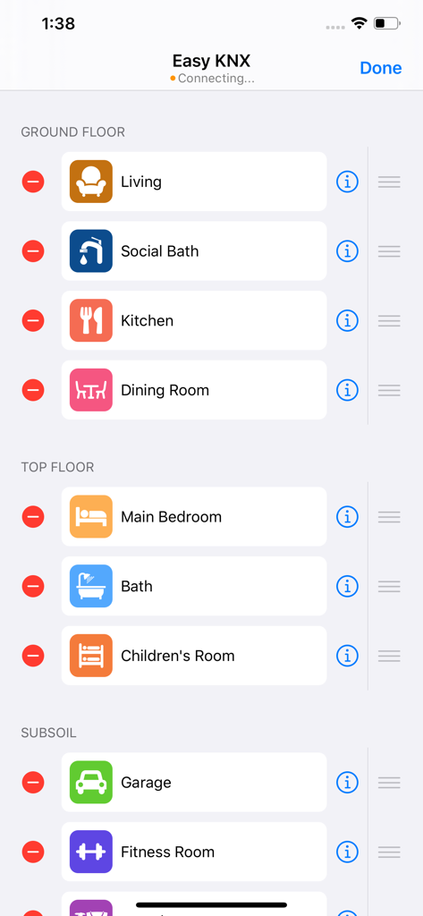 Interfaz de la aplicación Easy KNX que muestra las habitaciones organizadas por plantas como Salón, Cocina y Garaje para la automatización del hogar inteligente.