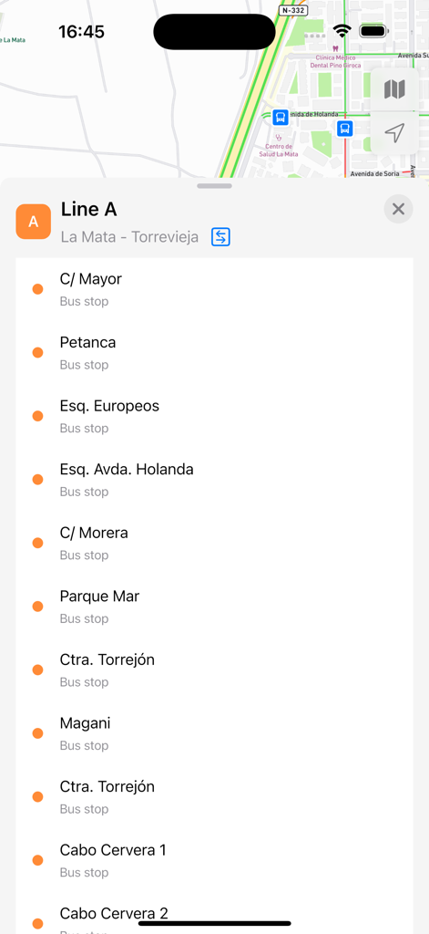Una lista de paradas de autobús para la Línea A en Torrevieja dentro de la interfaz de la aplicación de navegación Cuando.